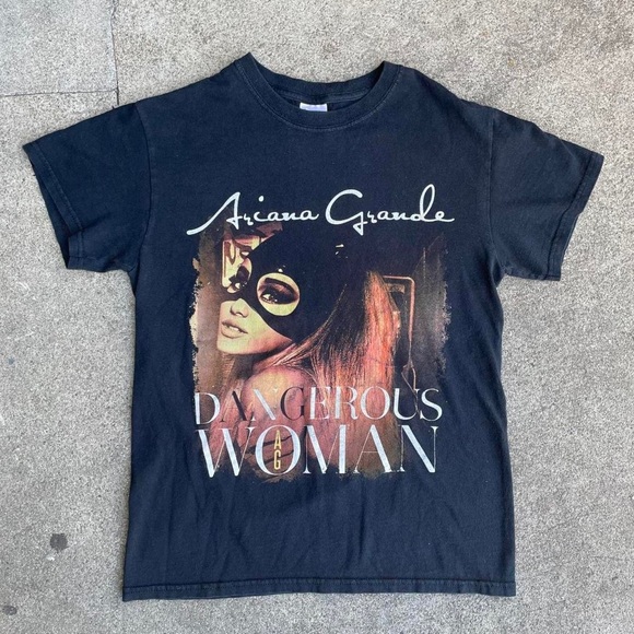 Ariana Grande Dangerous Woman Black T-Shirt Size Small - Picture 1 of 2